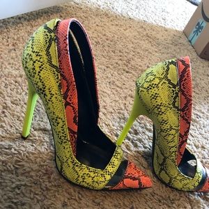 Neon yellow/orange snake skin pumps